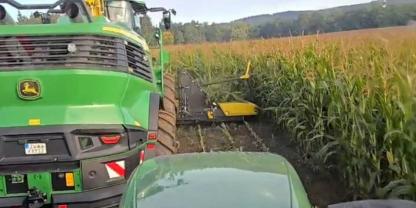 Vergangene Woche teilte sich Landwirt Bützler ein Feld mit dem Feldhäcksler John Deere F9 1000.