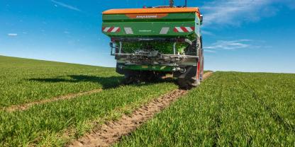 Amazone hat den ersten Düngerstreuer, der nicht nur die Ausbringmenge automatisch regelt, sondern auch die Querverteilung. Amazone hat den ersten Düngerstreuer, der nicht nur die Ausbringmenge automatisch regelt, sondern auch die Querverteilung.