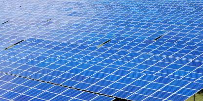 Solarpaneele auf einer Wiese