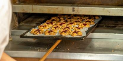 Brot wird in einen Ofen geschoben Brot wird in einen Ofen geschoben