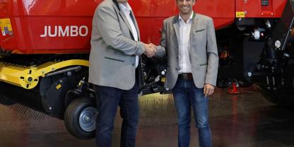 Stefan Arnoldt (rechts) begrüßt Christoph Freise als neuen Gebietsleiter am Pöttinger-Hauptsitz im österreichischen Grieskirchen.Foto: Pöttinger