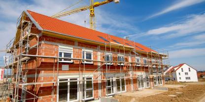 Hausbau-Baukran-AdobeStock_7792335