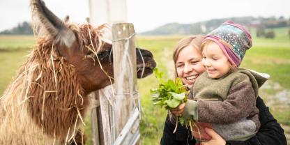 Tanja Hirl kombiniert Tierpflege mit Erziehung: Auf ihrem Hof in Niederbayern bietet sie eine innovative Kindertagespflege – ganz im Sinne der tiergestützten Pädagogik.