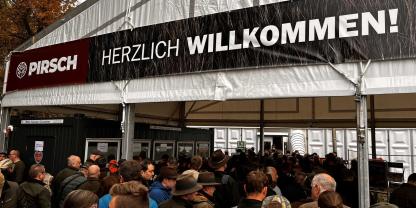 Die PIRSCH hieß die Besucher schon am Eingang willkommen.