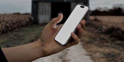 Ein Handy vor einer Scheune