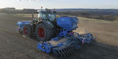 Die aktive Saatbettbereitung und der im Heck verbaute Saatgutbehälter sind die Besonderheiten der Lemken Solitair MF in diesem Arbeitsbreitensegment.Foto: Lemken