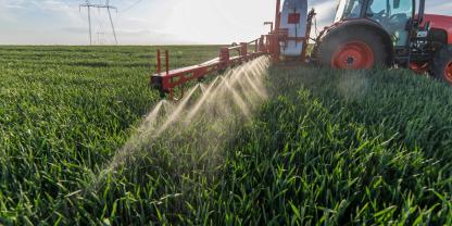 Ein Landwirt bringt Pflanzenschutzmittel auf dem Feld aus.