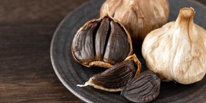 schwarzer Knoblauch geschält und ungeschält. schwarzer Knoblauch geschält und ungeschält.