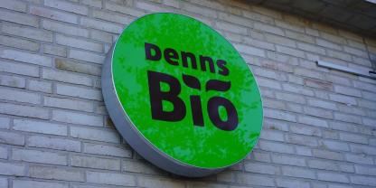 Ein Schild von einzem Denns Bio-Supermarkt
