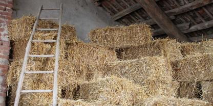 Heuballen in einer Scheune