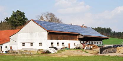 Bauernhaus-Hofstelle-Bayern-AdobeStock_33054251