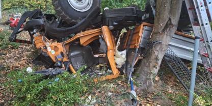 Ein Unimog mit Pferdeanhänger liegt an einem Baum