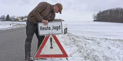 Bei Bewegungsjagden gilt auch Verkehrssicherungspflicht gegenüber Verkehrsteilnehmern. Es ist immer mit plötzlich auftauchendem Wild oder Jagdhunden zu rechnen.