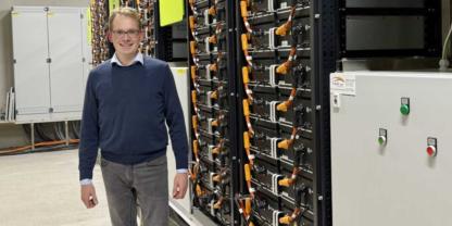 Landwirt Henning Müller hat einen ehemaligen Schweinestall in einen hochmodernen Batteriespeicher umgewandelt und zeigt damit, wie landwirtschaftliche Betriebe durch innovative Energietechnik neue Wege der Diversifizierung gehen können.