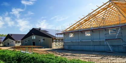 Bau-Geflügelstall_Countrypixel_AdobeStock_52181826