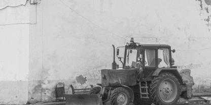 Ein Traktor auf einem Bauernhof Ein Traktor auf einem Bauernhof