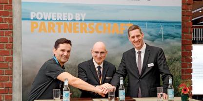 V.li.n.re.: Jose Luis Blanco (CEO der Nordex Group), Gernot Gauglitz (geschäftsführender Gesellschafter der planenden UKA-Gruppe) und Stefan Bögl (Vorstandsvorsitzender der Firmengruppe Max Bögl) unterzeichnen die Lieferverträge für den Windpark Papenburg.