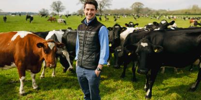 Will Tizzard, Landwirt bei Arla und McDonald's, auf einer Weide