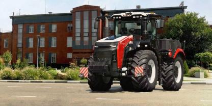 Der russische Hersteller Rostselmash stellt eine eigens entwickelte Großtraktoren-Baureihe vor. Spitzenmodell ist der 3580.