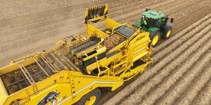 Der zweireihige Roder ROPA Keiler II wirbelt nicht nur Staub auf - er sorgt bei der Kartoffelernte auch für ordentlich Schlagkraft.