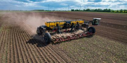Die Nexat GmbH mit Sitz in Rieste, Niedersachsen, entwickelt und produziert ein neues modulares Pflanzenproduktionssystem, das im Controlled-Traffic-Farming-Verfahren unterwegs ist.