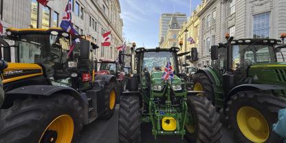 Traktoren rollen durch die Straßen von London