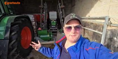 Basti Bützler hat einige Maschinen-Ersatzteile auf seinem Hof liegen. Warum, das erklärt er in seinem neuesten Video