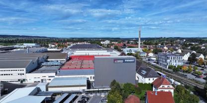 Drohnenaufnahme vom Standort Marktoberdorf zeigt das neue Fendt Hochregallager.