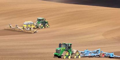 John Deere Traktoren auf einem Acker in Polen