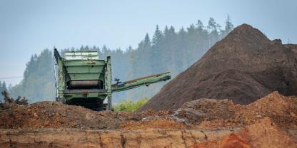 In Friesland soll ein Wald für den Sandabbau abgeholzt werden. Ein Unternehmen erklärt, warum dies nötig ist. Anwohner protestieren dagegen. (SYMBOLBILD)