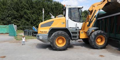 Besonders bei Radladern ist der Tote Winkel hinter dem Fahrzeug sehr groß, hier warne Rückfahrkameras mit Personenerkennung.