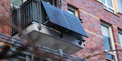 Balkonkraftwerk an einem Mehrfamilienhaus: Ab sofort gibt es eine eigene DIN für den Anschluss der kleinen Kraftwerke.