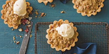 Gefüllte süße Törtchen mit winterlicher Note