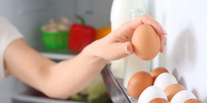 Eier wandern bei den meisten nach dem Kauf direkt in den Kühlschrank. Ist das eigentlich notwendig? Schließlich wurden sie ungekühlt gekauft. Warum sollte man sie dann zu Hause gekühlt lagern?