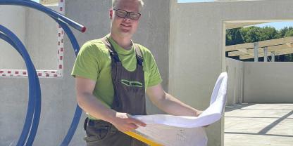 Noch arbeitet Gerrit Asbrock täglich auf der Baustelle. Im September sollen in den Sauenstall im Hintergrund die ersten Sauen einziehen.