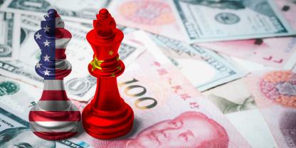 Zwei Schachfiguren stehen symbolisch für die USA und China auf Geldscheinen.
