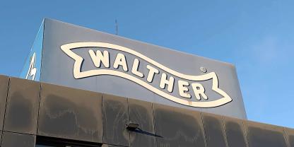 Die Schleife von Carl Walther – wie hier auf dem Dach – gehört zu den Markenzeichen des Unternehmens und ist ikonisch geworden.