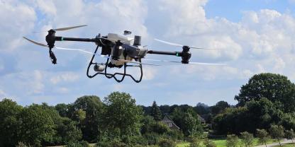 Können Zwischenfruchtsaat, Trichogrammakugeln gegen Maiszünsler oder sogar Pflanzenschutzmittel ausbringen: Die Verwendungszwecke für Agrardrohnen werden immer vielfältiger.