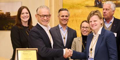 Hans-Peter Fricke (Inhaber und Geschäftsführer der Fricke Gruppe) und Manja Greimeier (seit September Leiterin des Geschäftsfelds Industrial Solutions EMEA im Continental-Unternehmensbereich ContiTech) besiegelten auf der Agritechnica die strategische Kooperation.
