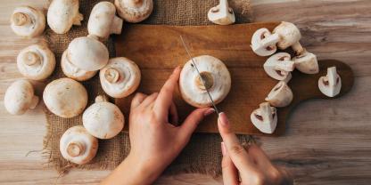 Frische Champignons roh im Salat: leckere Abwechslung oder schwer verdauliche Versuchung?Dumitru - stock.adobe.com