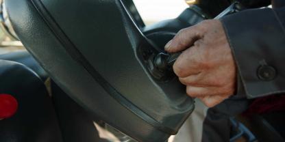 Ein Schlüssel wird in einem Traktor umgedreht