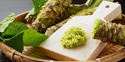 Für Wasabi-Paste wird das Rhizom traditionell frisch gerieben und enthält keine weiteren Zusätze.