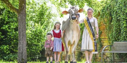 Am 8. November findet in Bad Waldsee die Bundesjungzüchterschau fürs Braunvieh statt. Die Braunviehkönigin Lisa-Marie Renz, hier mit Lena und Lars Kling, freut sich auf viele Anmeldungen.