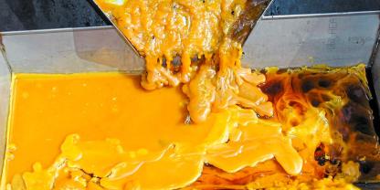 Mit einem Sonnenwachsschmelzer kann man Deckelwachs, Altwaben, Drohnenrahmen oder Wildbau einschmelzen. Foto: Armin Spürgin