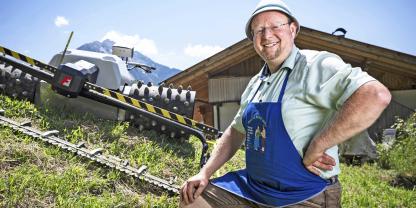 Walter Moosmair mäht sein Bergwiesenheu auf 2.000 m Höhe mit einem elektrisch angetriebenen Balkenmäher.