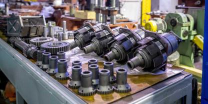 Zwischen Schraubenschlüssel und Visionen in der Landtechnik-Werkstatt (Symbolbild): Ein Tüftler aus dem Allgäu erfindet Landmaschinen - wie einen Heuschwader mit Spezialzinken oder einen umgebauten Ladewagen mit Mähwerk.