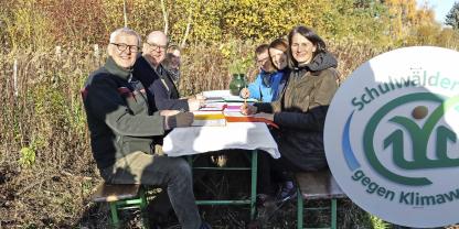 Beste Laune bei der Unterzeichnung (v.l.): Dr. Klaus Märker, Christian Meyer, Dr. Kirsten Hendricks, Dr. Joachim Schwind, Julia Hamburg und Miriam Staudte.