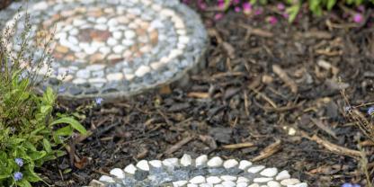 Mit etwas Übung lassen sich die Trittsteine auch mit Muster oder Symbolen verzieren.