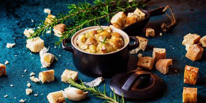 Ein Klassiker - mit einer Brotsuppe wurde schon vor Jahrzehnten altes Brot verwertet. Unter dem Nachhaltigkeitsgedanken ist sie wieder mehr in Mode gekommen.