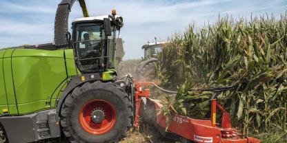 Automatik statt Bauchgefühl: Die Systeme von Fendt, Claas und New Holland helfen mit Kameras am Feldhäcksler den Corncracker passend richtig einzustellen.